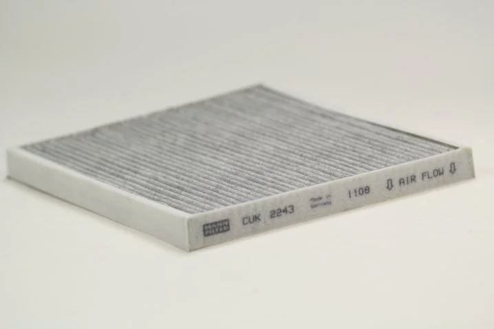 Mann-Filter - CUK 2243 - Innenraumfilterelement (Aktivkohle)