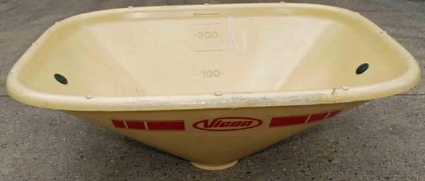 KUBOTA - A138163730 - Trichter Gelb 600l